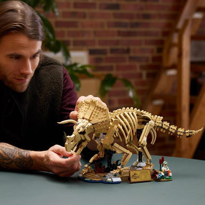 LEGO Jurassic World Dinosaurusfossielen: Triceratops – Display Bouwpakket voor Volwassenen met Dr. Gerry Harding Minifiguur – Woondecoratie – Cadeau voor Jurassic Park Fans – 77985