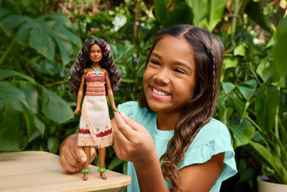 Mattel Disney Speelgoed, Vaiana pop met outfit die aan en uit kan, golvend haar en 4 accessoires, beweegbaar verzamelobject, geïnspireerd op live-actionfilm, JLV15