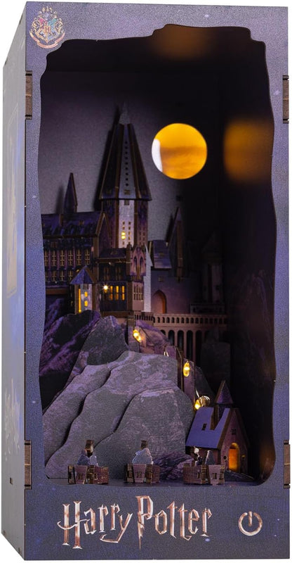 Revell Tiny Adventures Hogwarts Castle | Harry Potter Book Nook Holzbausatz mit LED Beleuchtung | 23 cm Diorama für Bücherregal | lasergeschnittenes Stecksystem | Geschenk für Potterheads