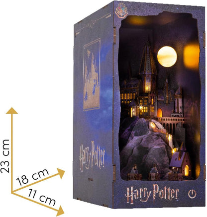 Revell Tiny Adventures Hogwarts Castle | Harry Potter Book Nook Holzbausatz mit LED Beleuchtung | 23 cm Diorama für Bücherregal | lasergeschnittenes Stecksystem | Geschenk für Potterheads