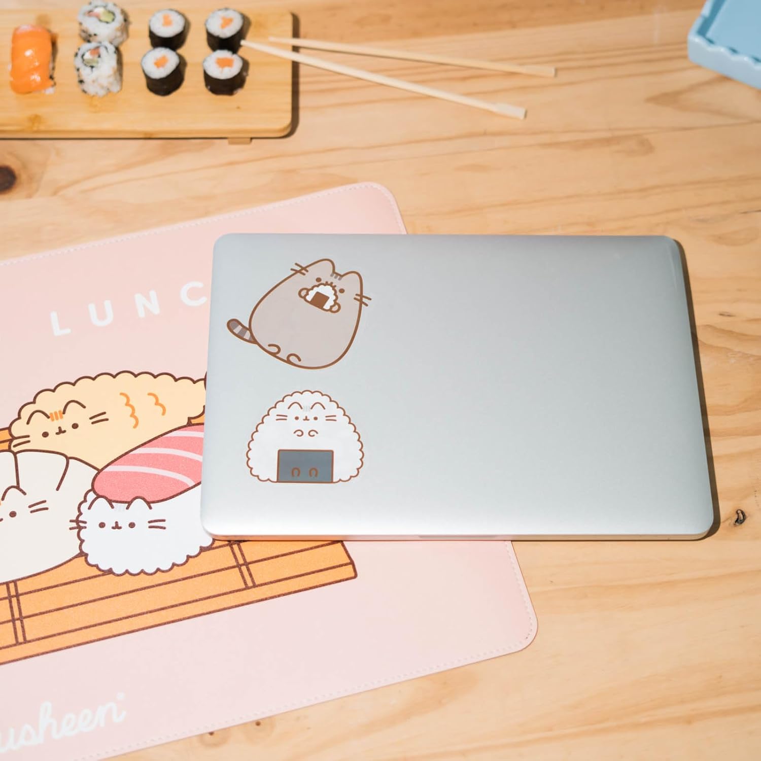 Grupo Erik Set 2 Stickers Pusheen Sushi Roll - Adesivi in Vinile Sagomati Kawaii per Laptop, Borraccia e Cellulare | Decorazioni Resistenti