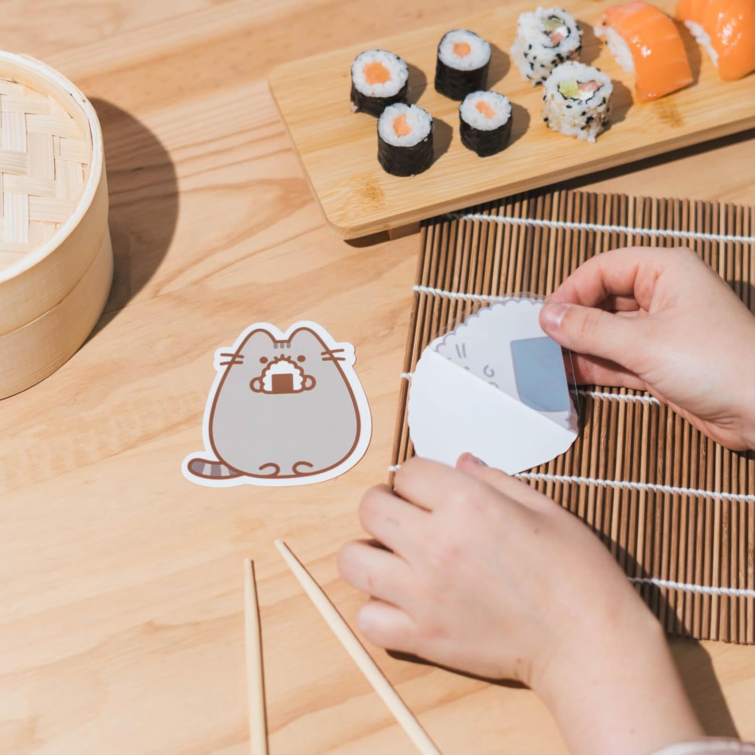 Grupo Erik Set 2 Stickers Pusheen Sushi Roll - Adesivi in Vinile Sagomati Kawaii per Laptop, Borraccia e Cellulare | Decorazioni Resistenti