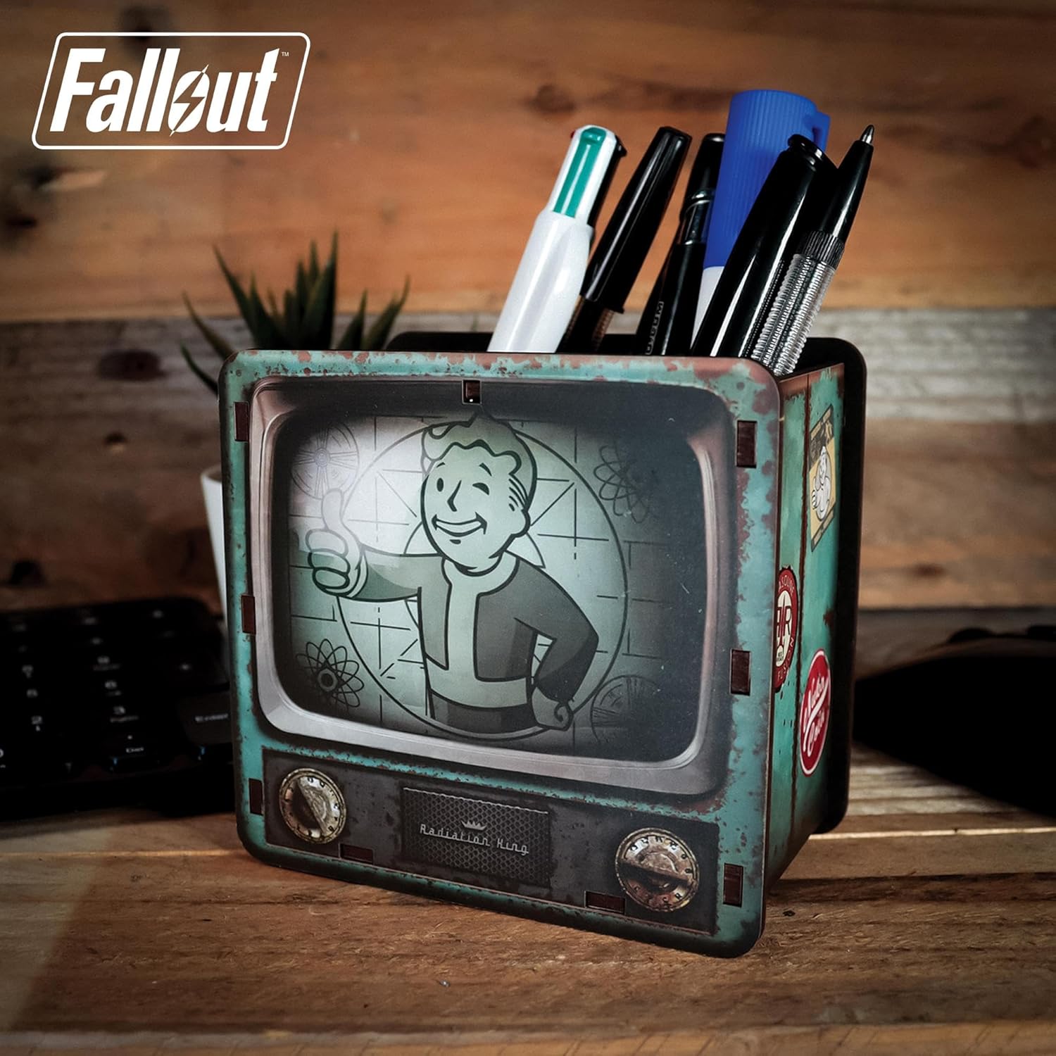 FaNaTtik Fallout Schreibtisch Organizer - Offiziell Lizenzierter Vault-Tec Retro TV Stiftehalter mit Vault Boy - MDF Schreibtisch Tidy für Gaming oder Büro Einrichtung