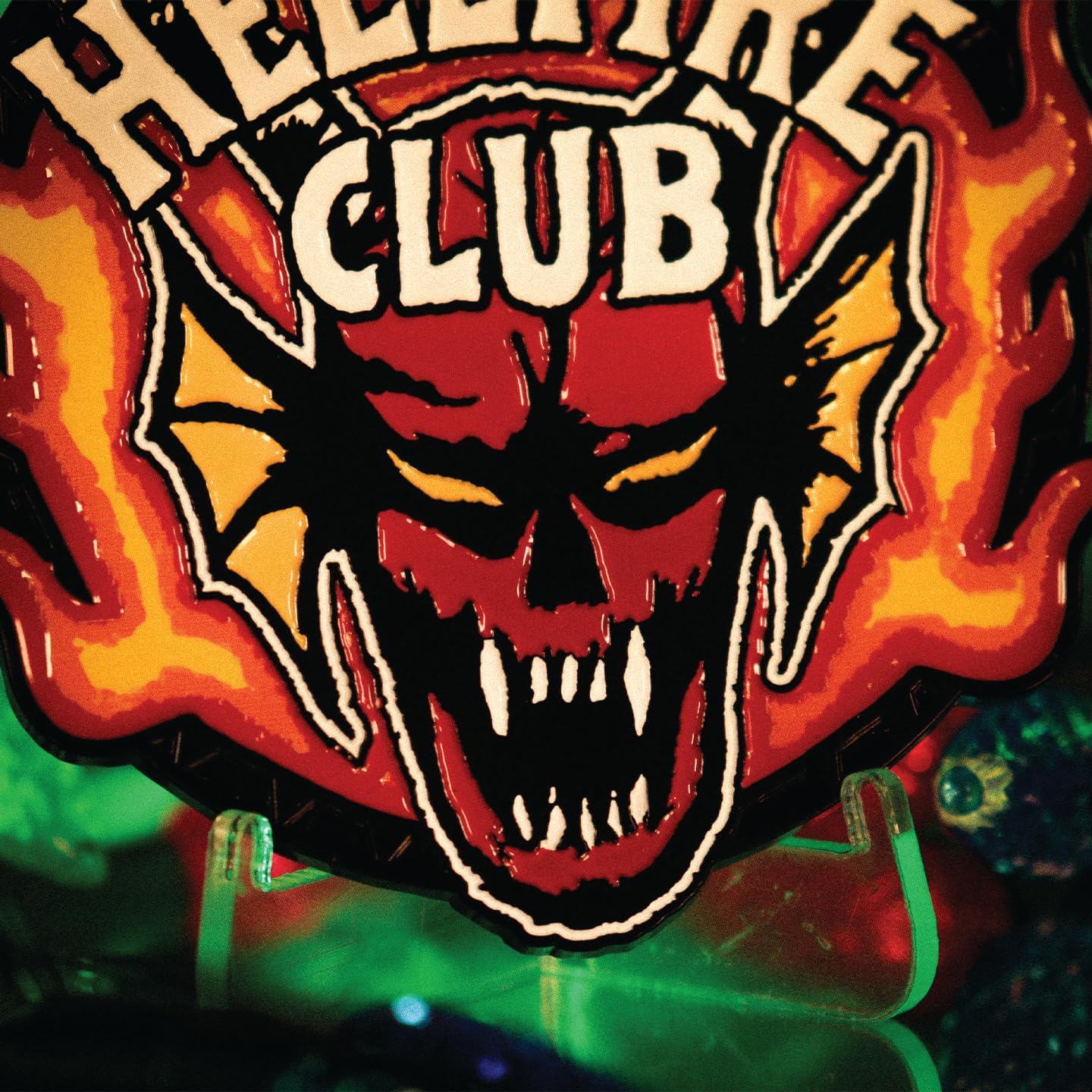 FaNaTtik Stranger Things Hellfire Club Medaillon - Offiziell lizenzierte limitierte Auflage aus Metall zum Sammeln und Ständer