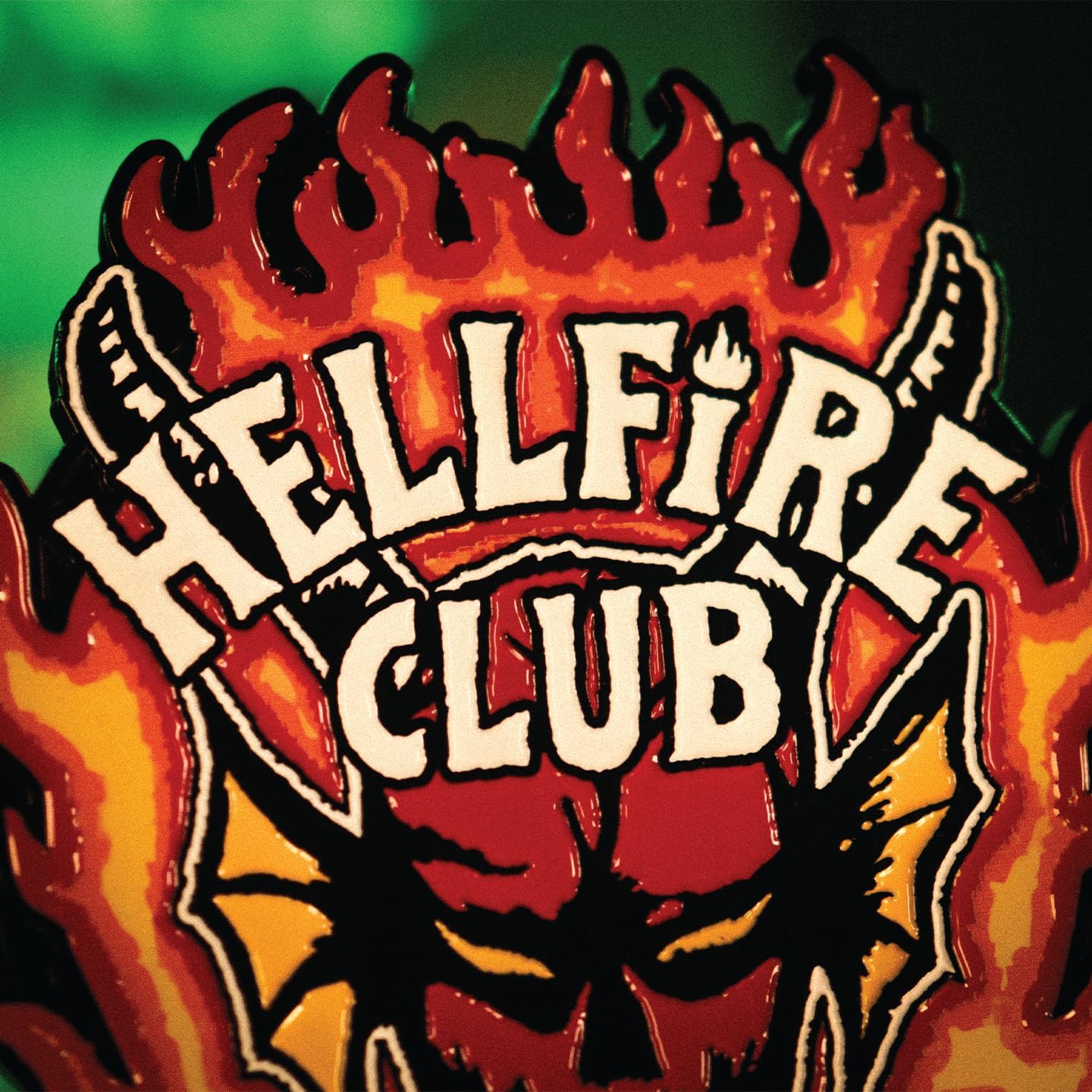 FaNaTtik Stranger Things Hellfire Club Medaillon - Offiziell lizenzierte limitierte Auflage aus Metall zum Sammeln und Ständer
