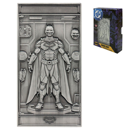 FaNaTtik Batman Wayne Industries Armour Barren – Offizielle DC Limited Edition 5.000 Metall-Sammelstück mit geprägtem Design und nummerierter Rückseite