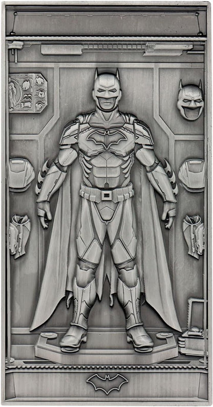FaNaTtik Batman Wayne Industries Armour Barren – Offizielle DC Limited Edition 5.000 Metall-Sammelstück mit geprägtem Design und nummerierter Rückseite