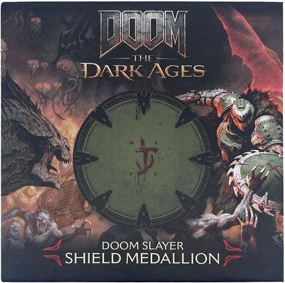 FaNaTtik DOOM: Medaglione con sega a scudo del Medioevo e biglietto d'arte, edizione limitata da collezione (licenza ufficiale, numerato individualmente, diametro 85 mm, include espositore