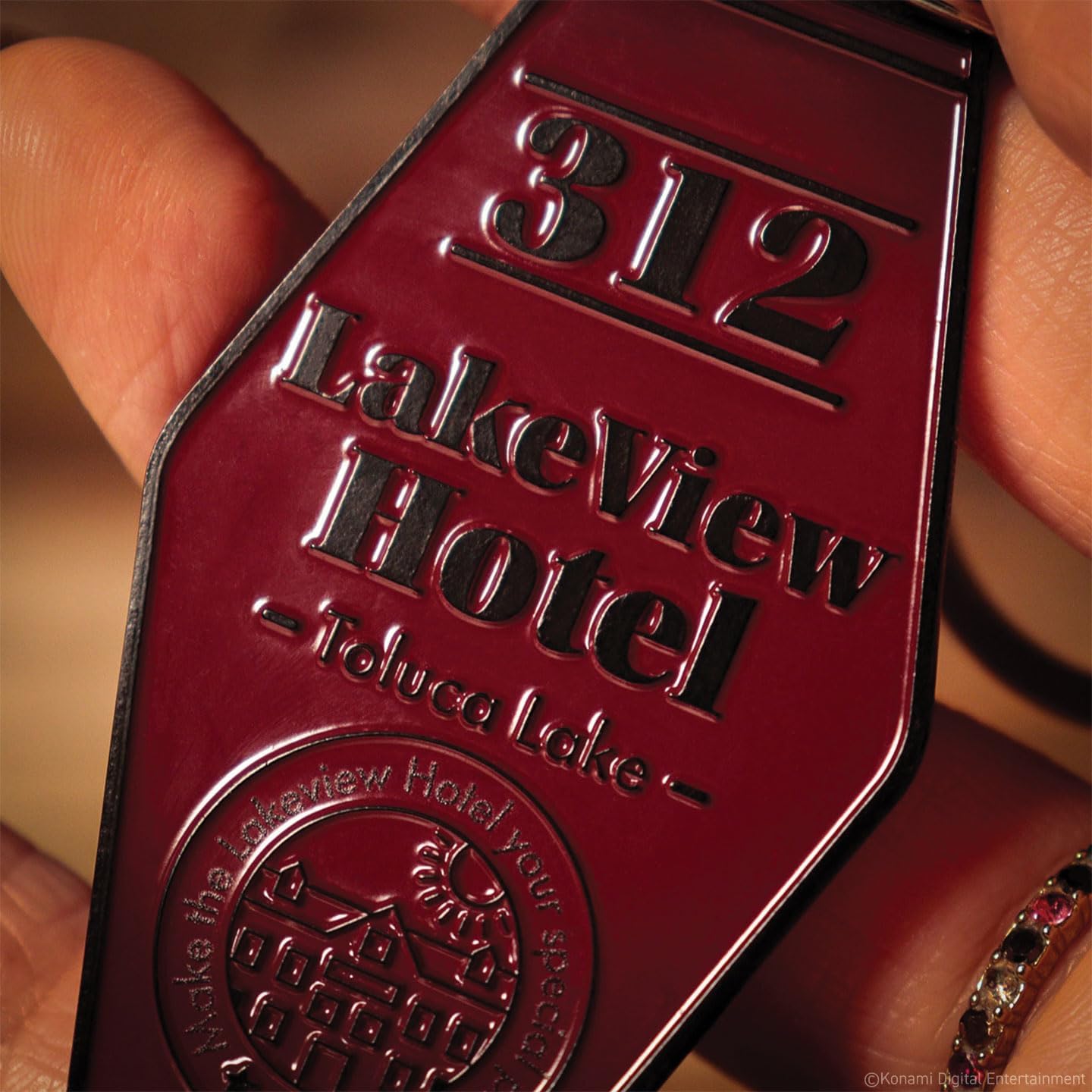 FaNaTtik Silent Hill 2 Lakeview Hotel Room 312 Schlüsselanhänger - Limitierte Edition Rot Emaille Metall Tag mit "Waiting for You" Nachricht - Individuell nummeriertes Sammlerstück