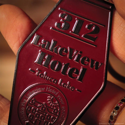 FaNaTtik Silent Hill 2 Lakeview Hotel Room 312 Schlüsselanhänger - Limitierte Edition Rot Emaille Metall Tag mit "Waiting for You" Nachricht - Individuell nummeriertes Sammlerstück