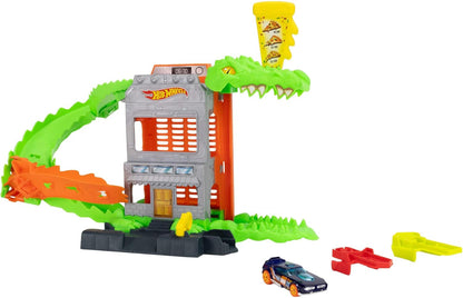 Hot Wheels Spielzeugauto-Trackset, Kroko-Pizza-Attacke Spielset mit Fahrzeug im Maßstab 1:64, die Strecke entlangrasen, um das Krokodil zu besiegen und Nicht als Seine Mahlzeit zu Enden, JHL93