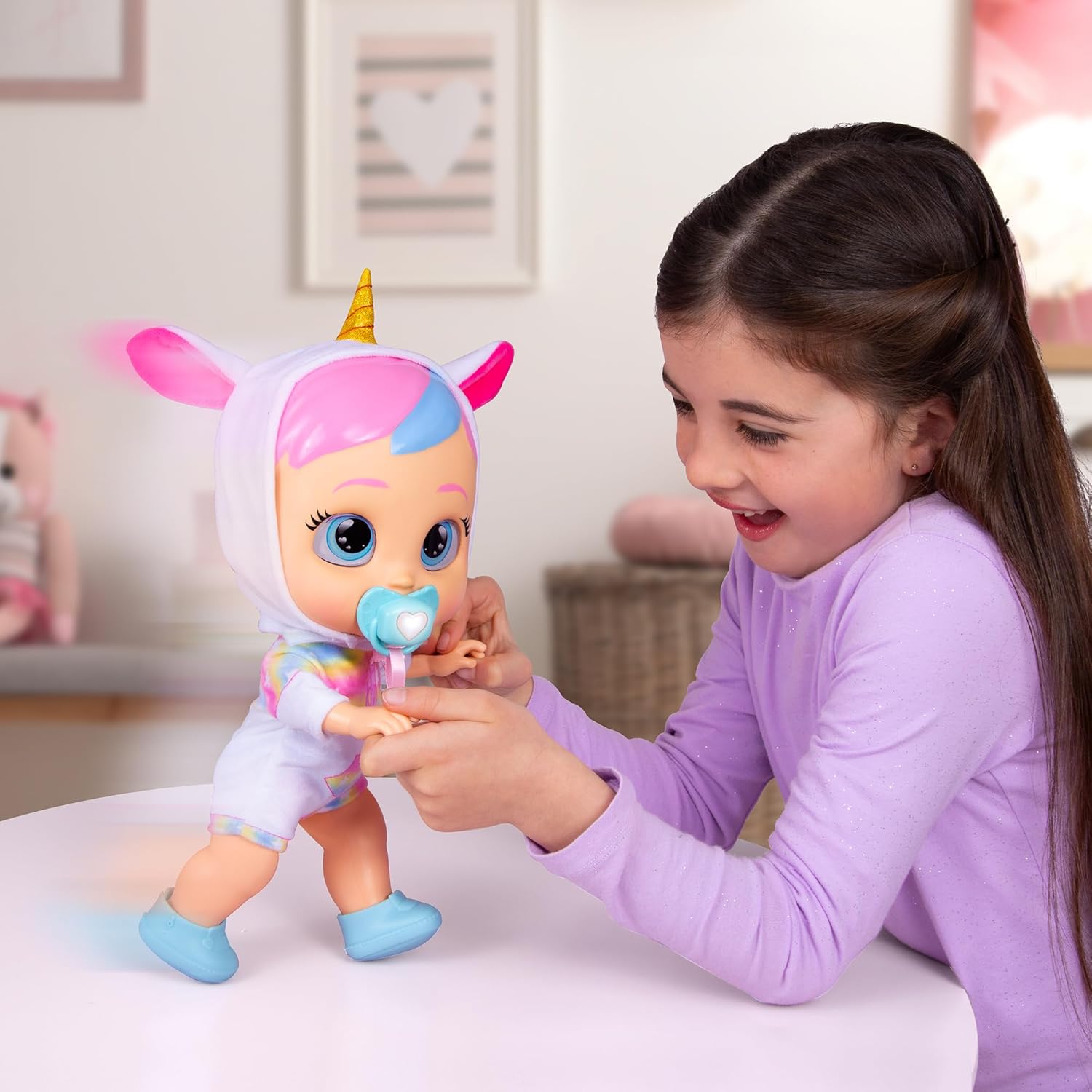Cry Babies Dreamy Interaktive Puppe Hilf Dreamy bei ihren ersten Schritten – sie gibt über 10 Laute und Reaktionen von Sich und kann leuchtende LED-Tränen weinen. Kinder ab 3 Jahren.
