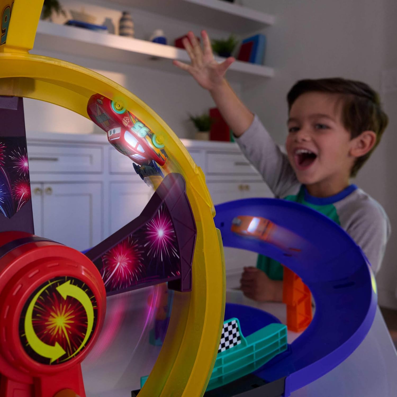Mattel Disney and Pixar Cars Toy Track Set with Light-Up Lightning McQueen, Race to Celebrate Celebration Raceway Playset with Loop & Wind-Up Kicker, JMT57