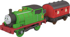 Thomas & Friends von Fisher-Price Batteriebetriebener Spielzeugzug, Batteriebetriebene Lok Percy mit Postwagen, Klassische Figuren aus der Serie, JLL46