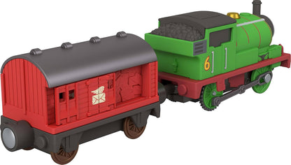 Thomas & Friends von Fisher-Price Batteriebetriebener Spielzeugzug, Batteriebetriebene Lok Percy mit Postwagen, Klassische Figuren aus der Serie, JLL46