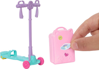 Barbie Chelsea, „Grenzenlose Abenteuer“-Reihe, Blonde Puppe, fahrbarer Roller mit Koffer und Zubehörteile rund ums Reisen, JMJ46