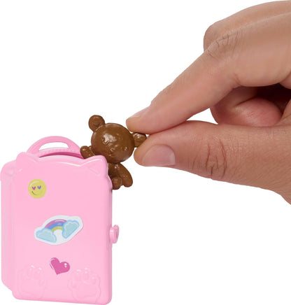 Barbie Chelsea, „Grenzenlose Abenteuer“-Reihe, Blonde Puppe, fahrbarer Roller mit Koffer und Zubehörteile rund ums Reisen, JMJ46