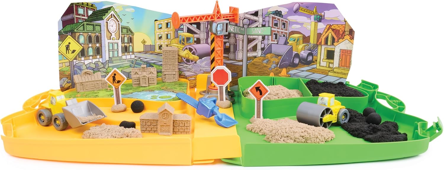 Kinetic Sand Deluxe Baustellen-Koffer ‒ mit 794 g kinetischem Sand aus Schweden, erfüllt alle geltenden Sicherheitsrichtlinien, Indoorspiel mit Baustellenfahrzeugen und Zubehör, für Kinder ab 3 Jahren