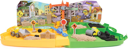 Kinetic Sand Deluxe Baustellen-Koffer ‒ mit 794 g kinetischem Sand aus Schweden, erfüllt alle geltenden Sicherheitsrichtlinien, Indoorspiel mit Baustellenfahrzeugen und Zubehör, für Kinder ab 3 Jahren
