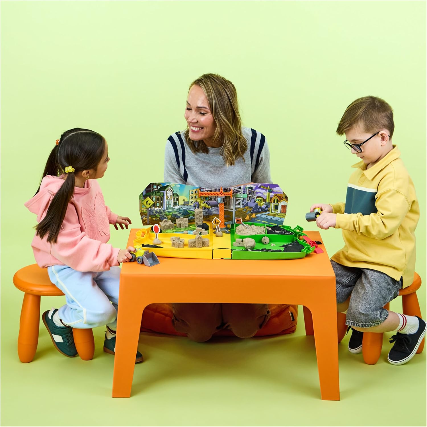 Kinetic Sand Deluxe Baustellen-Koffer ‒ mit 794 g kinetischem Sand aus Schweden, erfüllt alle geltenden Sicherheitsrichtlinien, Indoorspiel mit Baustellenfahrzeugen und Zubehör, für Kinder ab 3 Jahren