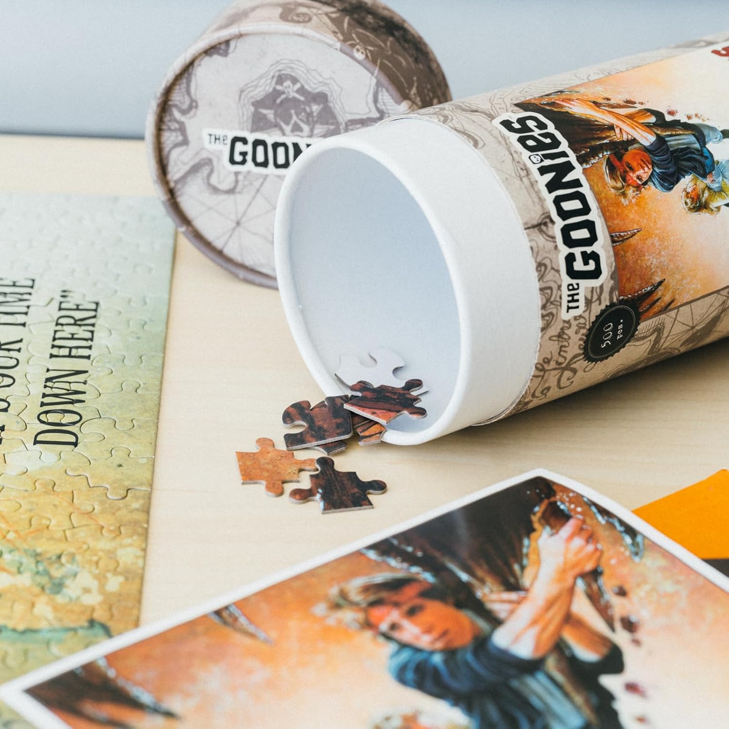 Grupo Erik Puzzel The Goonies - Legpuzzel 500 Stukjes - 61 x 45,7 cm - Inclusief geschenkverpakking en poster