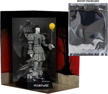 McFarlane Es Welcome to Derry Movie Maniacs Figur Pennywise (Black & White) 16 cm