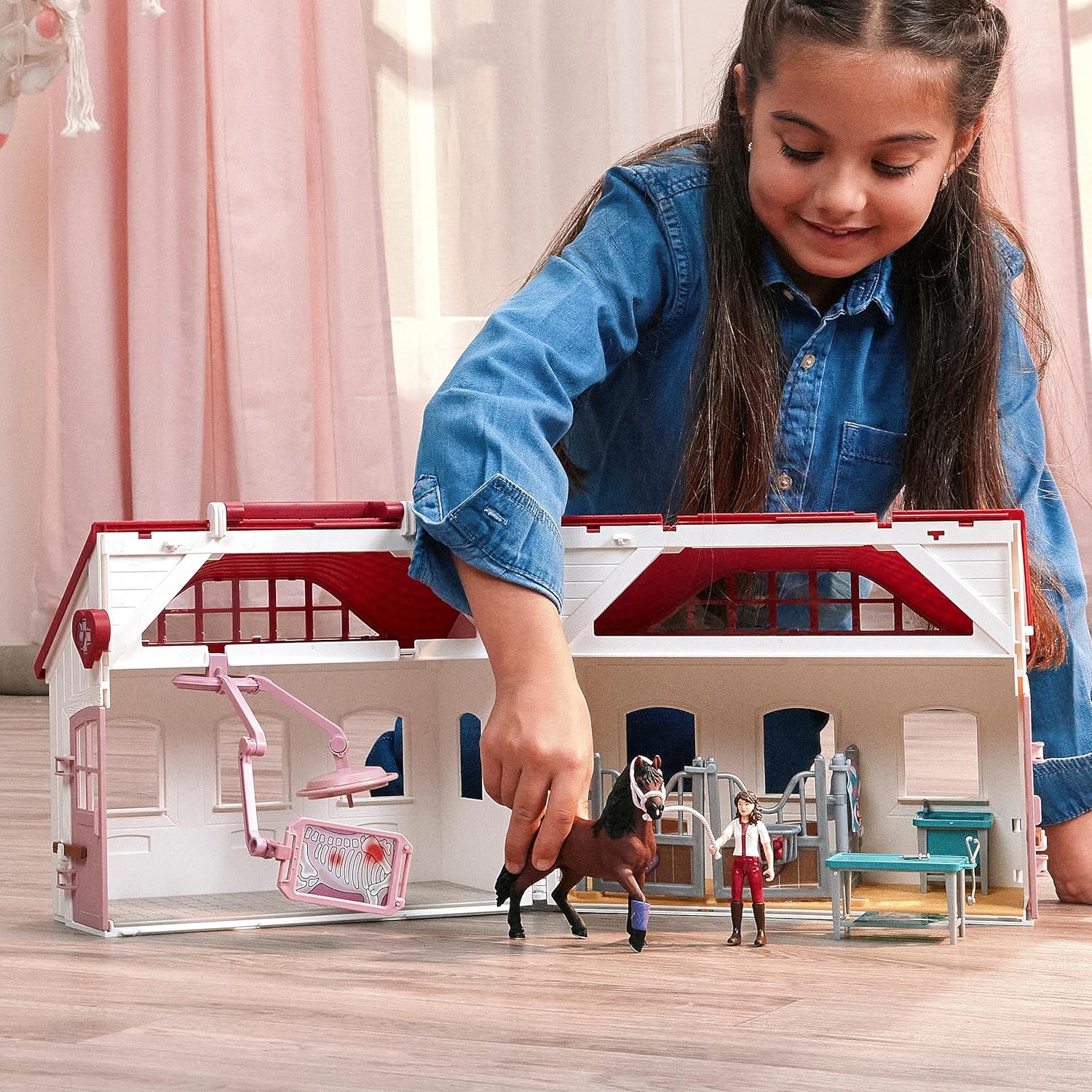 schleich HORSE CLUB | Paardenkliniek “Helende Hoefjes” 42787 | Set met paardenbox, dierenarts, röntgenapparaat & accessoires | Speelgoed & cadeau vanaf 4 jaar | 64 onderdelen