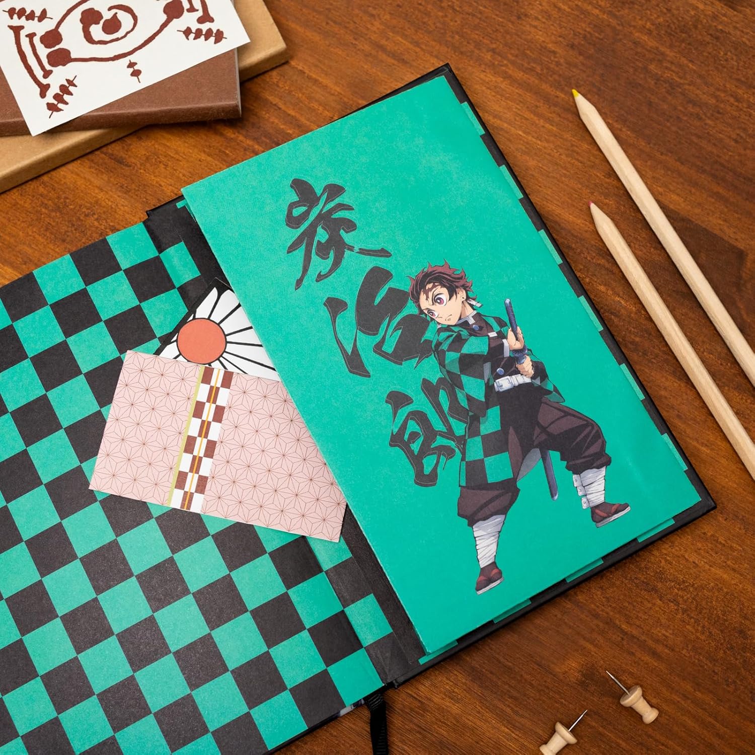 Grupo Erik Taccuino A5 Demon Slayer Gadget - Quaderno Appunti Bullet Journal Puntinato con Segnalibro, Tasca Espandibilee e Copertina Rigida, 192 Pagine | Diario Personale