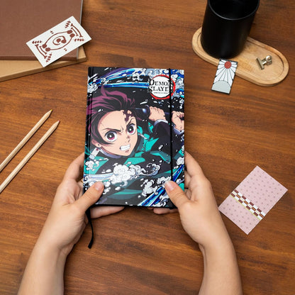 Grupo Erik Taccuino A5 Demon Slayer Gadget - Quaderno Appunti Bullet Journal Puntinato con Segnalibro, Tasca Espandibilee e Copertina Rigida, 192 Pagine | Diario Personale