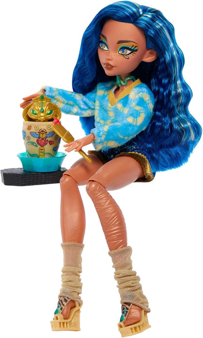 Monster High Self-Scare Secrets - Cleo de Nile, set con bambola e accessori, 13 sorprese a tema come un set per la ceramica e trucchi inclusi, 4+ anni, JMG74