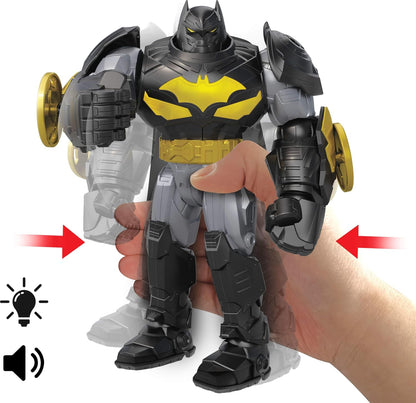 Mattel DC Premier - Batman, action figure con luci e 8 suoni diversi, indossa un'armatura da robot oversize con accessori tra cui lanciaproiettili e dischi da battaglia, JMP84