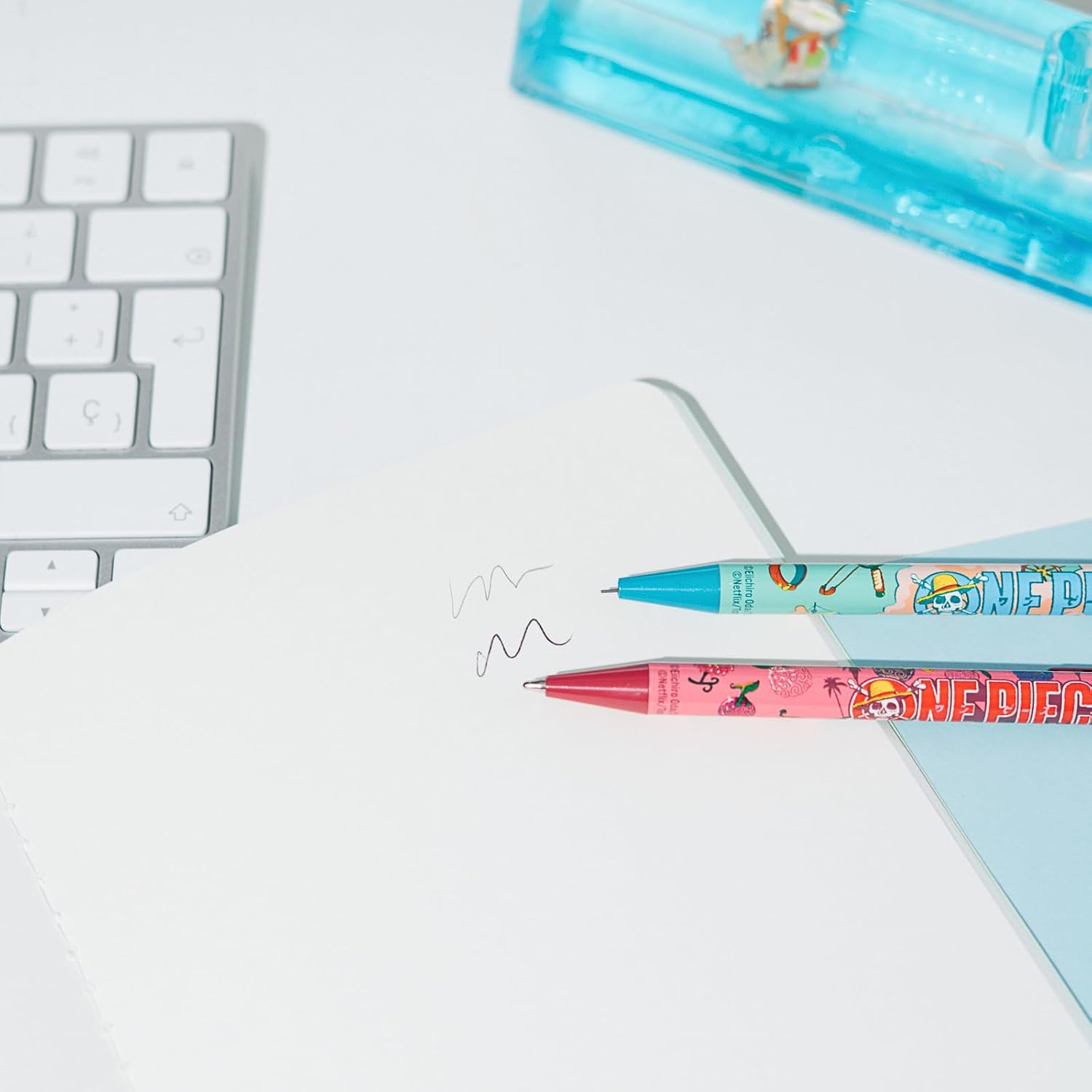 Pot a Crayon One Piece | Papeterie Bureau One Piece, Idée Cadeau Geek | Grupo Erik | Critérium et Stylo Bille Inclus, Vogue Merry, Accessoire One Piece pour Organisation Bureau