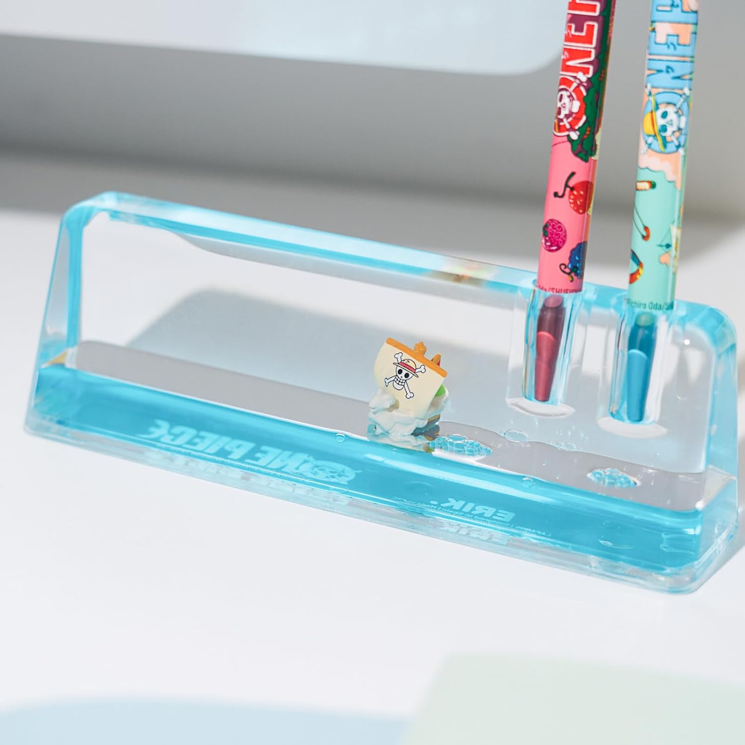 Pot a Crayon One Piece | Papeterie Bureau One Piece, Idée Cadeau Geek | Grupo Erik | Critérium et Stylo Bille Inclus, Vogue Merry, Accessoire One Piece pour Organisation Bureau