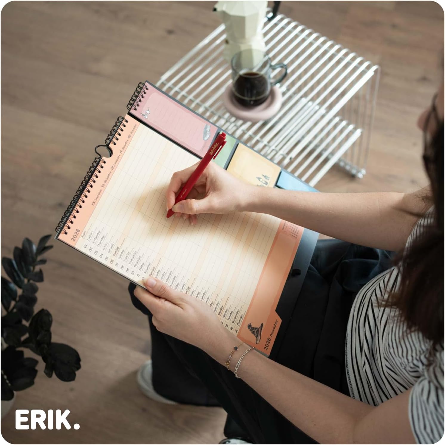 Grupo Erik Calendario Famiglia 2027 Harry Potter Gadget - Calendario 2027 da Muro con Penna, Sticky Notes, To Do List e Stickers | Planner Mensile con Spazi per Note, Set 2026 a Dic 2027 (30 x 34 cm