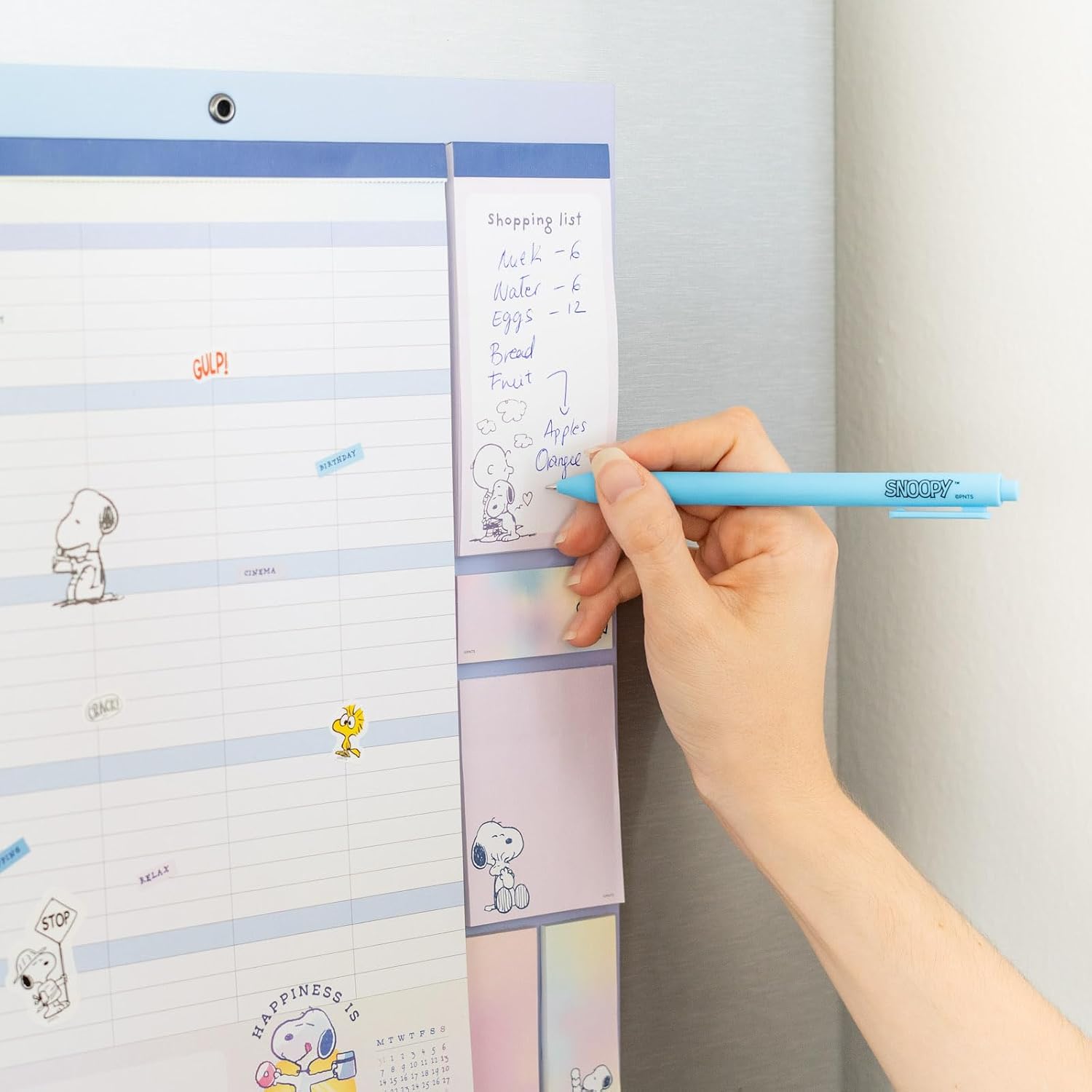 Grupo Erik Calendario Famiglia 2027 Snoopy Peanuts - Calendario Magnetico Frigo con Penna, Sticky Notes, Shopping List e Stickers | Planner Mensile con Spazi per Note, Set 2026 a Dic 2027 (30 x 35cm