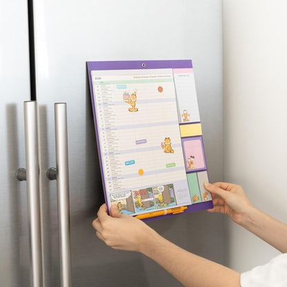 Grupo Erik Calendario Famiglia 2027 Garfield - Calendario Magnetico Frigo con Penna, Sticky Notes, Shopping List e Stickers | Planner Mensile con Spazi per Note, Set 2026 a Dic 2027 (30 x 35 cm