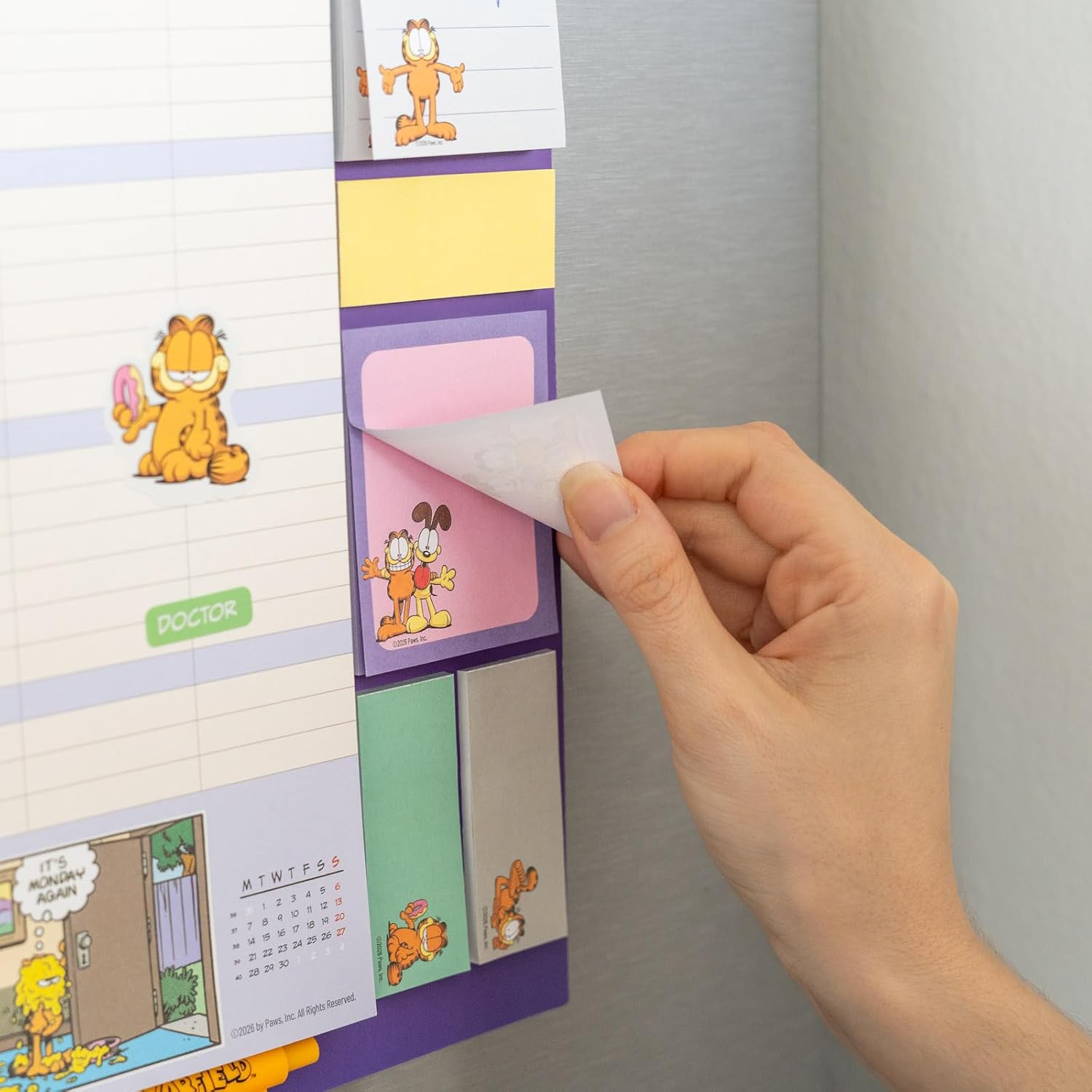 Grupo Erik Calendario Famiglia 2027 Garfield - Calendario Magnetico Frigo con Penna, Sticky Notes, Shopping List e Stickers | Planner Mensile con Spazi per Note, Set 2026 a Dic 2027 (30 x 35 cm