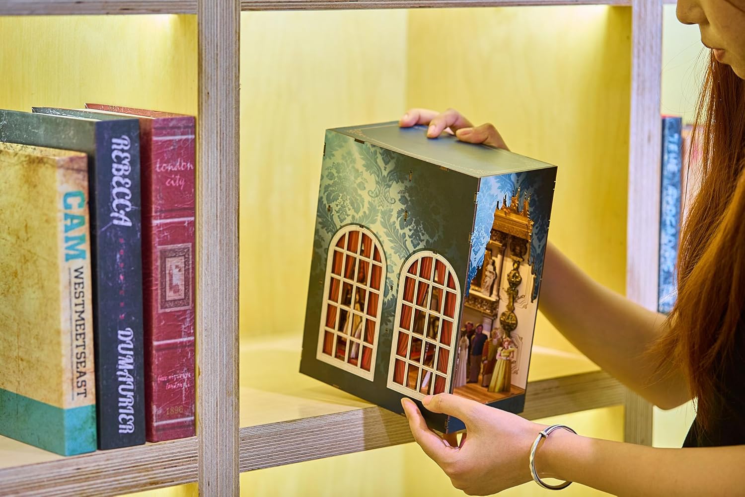 Bidgerton - The Duke And I. Book Nook ( 00542 )
