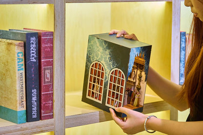 Bidgerton - The Duke And I. Book Nook ( 00542 )