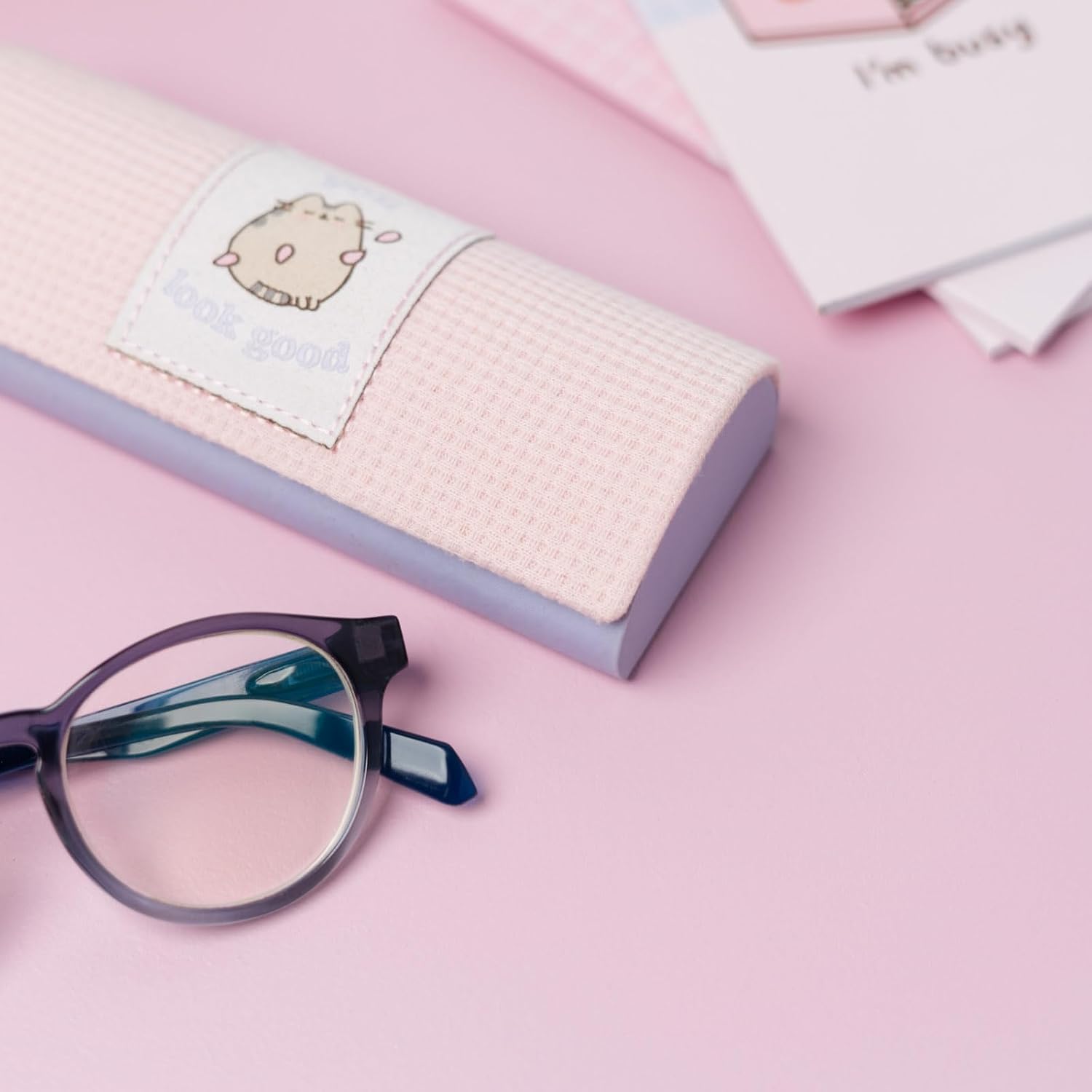Grupo Erik Porta Occhiali Pusheen - Custodia Occhiali Rigida da Sole e da Vista con Chiusura a Scatto, in Poliestere e PU con Panno in Microfibra Incluso | Kawaii Gadget (6 x 15,5 x 3,7 cm