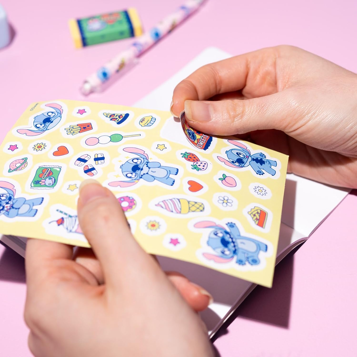 Grupo Erik Astuccio Set Cancelleria Stitch - Set Cancelleria con Taccuino A6, Stickers, Block Notes, Penna, Matita, Gomma e Temperamatite | Cancelleria Scuola Disney