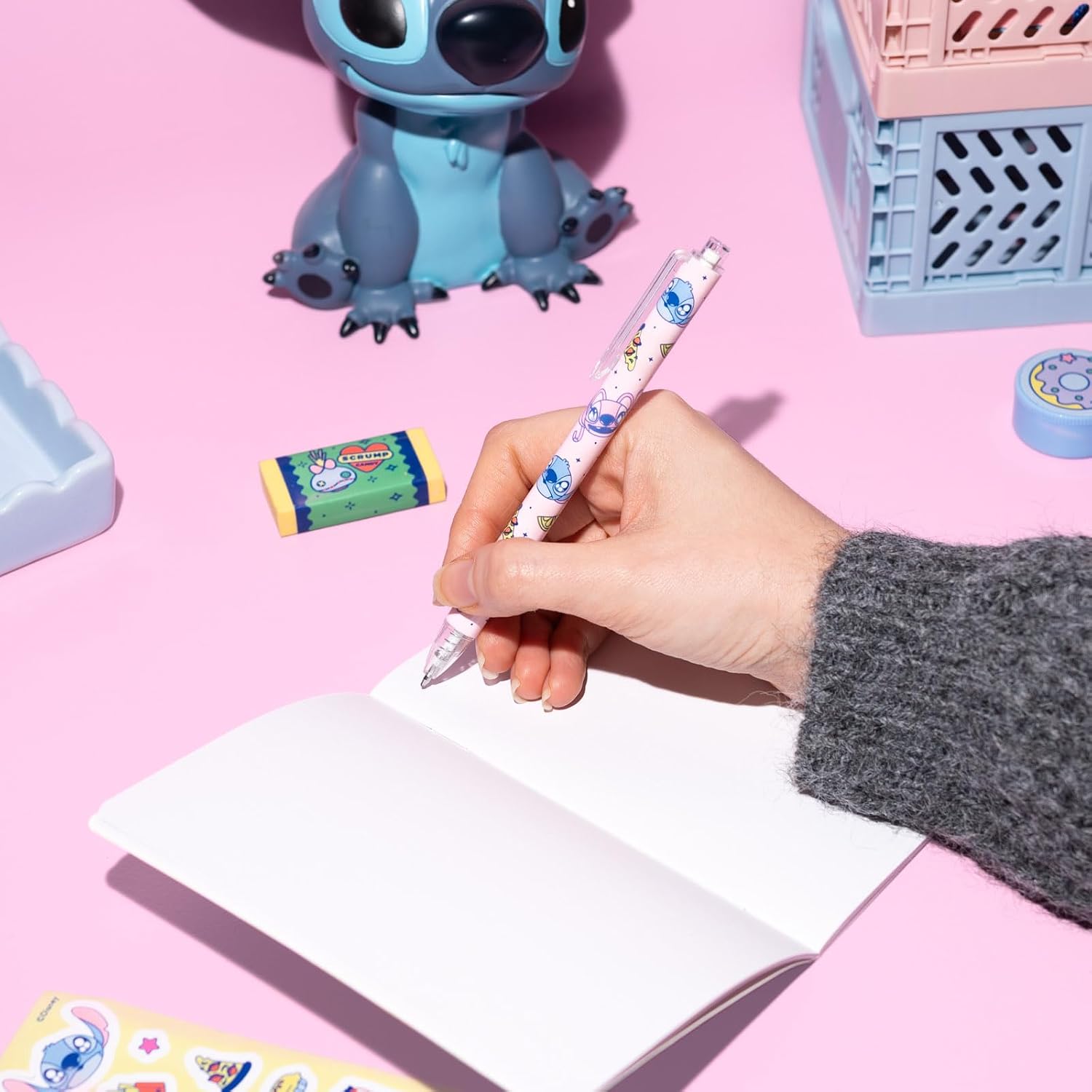 Grupo Erik Astuccio Set Cancelleria Stitch - Set Cancelleria con Taccuino A6, Stickers, Block Notes, Penna, Matita, Gomma e Temperamatite | Cancelleria Scuola Disney