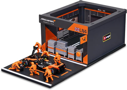 Bburago - Pit Stop McLaren MCL38 (2024) #4 Norris, Speelset met Diorama, Voertuig Schaal 1:43 en 6 Monteurs, Gedetailleerde Replica, McLaren-Licentie, Leeftijd 3+ Jaar