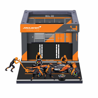 Bburago - Pit Stop McLaren MCL38 (2024) #4 Norris, Speelset met Diorama, Voertuig Schaal 1:43 en 6 Monteurs, Gedetailleerde Replica, McLaren-Licentie, Leeftijd 3+ Jaar