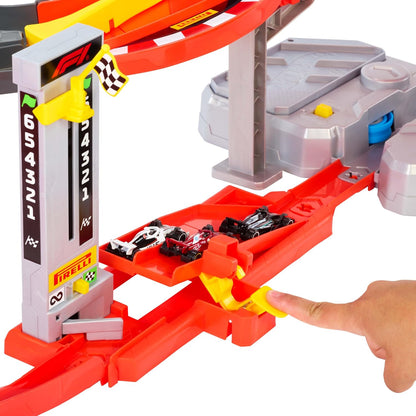 Hot Wheels Racing Formula 1 - Super Circuito, pista a tre corsie con propulsore e booster motorizzato per sfide testa a testa, 3 macchinine da corsa F1 incluse, JMC90