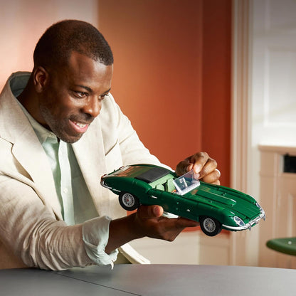 LEGO Icons Jaguar E-Type - Auto Bouwpakket voor Volwassenen - Sportauto met Gedetailleerde Motor, Cockpit en Accessoires - Woondecoratie en Kantoor Decoratie - Cadeau voor Mannen en Vrouwen - 11381