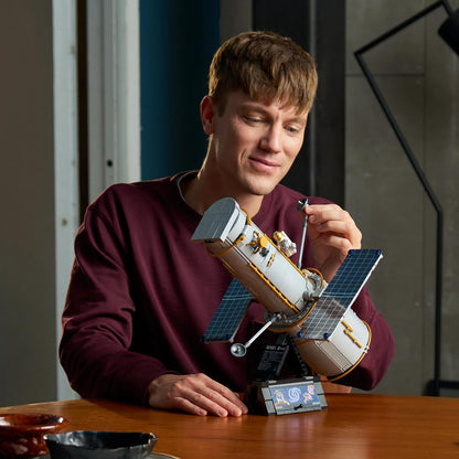 LEGO Icons Ruimtetelescoop Hubble - Telescoop Ruimte Bouwpakket voor Volwassenen - Replica met Verstelbare Zonnepanelen en Instrumentenruimte - Cadeau voor Mannen en Vrouwen - 11382