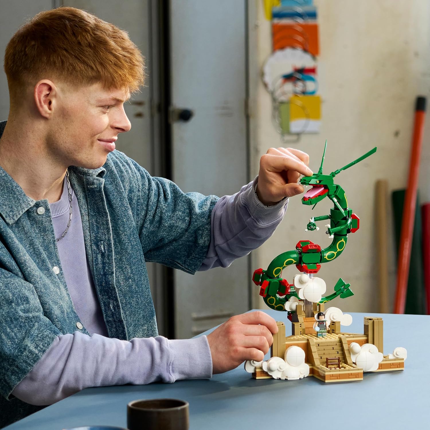 LEGO Pokémon Rayquaza Dieren Figuur Bouwpakket voor Volwassenen - Verstelbare Vliegende Draak met Zinnia en een Ultra Ball - Woondecoratie en Kantoor Decoratie - Cadeau voor Mannen en Vrouwen - 72168