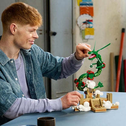 LEGO Pokémon Rayquaza Dieren Figuur Bouwpakket voor Volwassenen - Verstelbare Vliegende Draak met Zinnia en een Ultra Ball - Woondecoratie en Kantoor Decoratie - Cadeau voor Mannen en Vrouwen - 72168