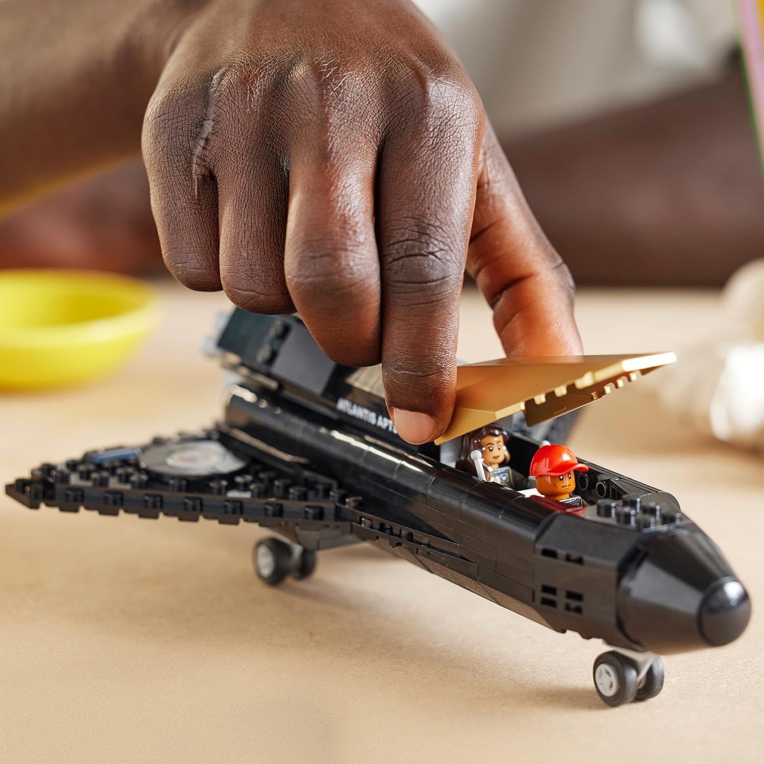 LEGO Icons Naar de maan met Pharrell Williams Spaceshuttle Bouwpakket voor Volwassenen, Cadeau voor Man of Vrouw met Minifiguren van Zanger Pharell en Helen met 49 Verwisselbare Hoofden 10391